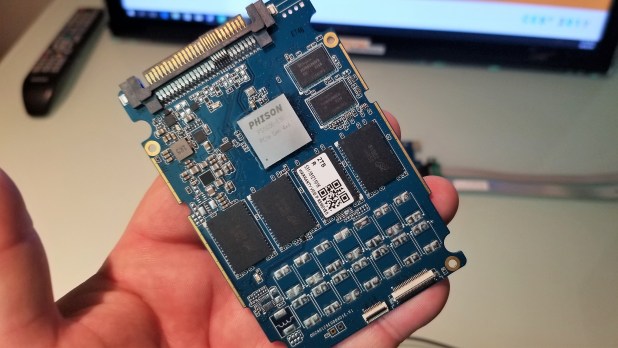 Bộ điểu khiển mới nhất Phisons PCIe Gen 4×4 đạt tốc độ 4GB/s - CES 2019 Update