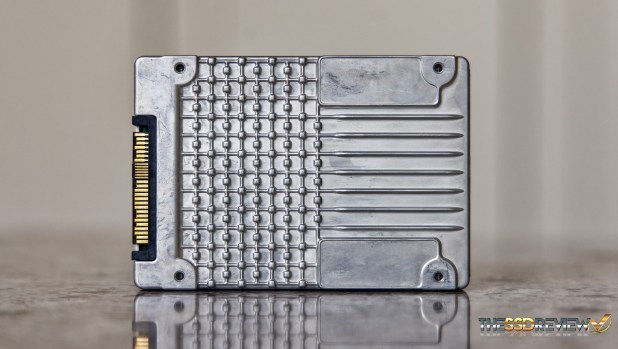 Cái nhìn đầu tiên về  SSD Intel D7-P5510 8TB PCIe 4 NVMe Data Center