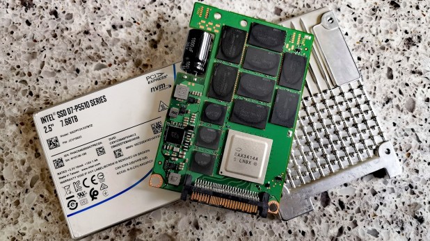 Cái nhìn đầu tiên về  SSD Intel D7-P5510 8TB PCIe 4 NVMe Data Center