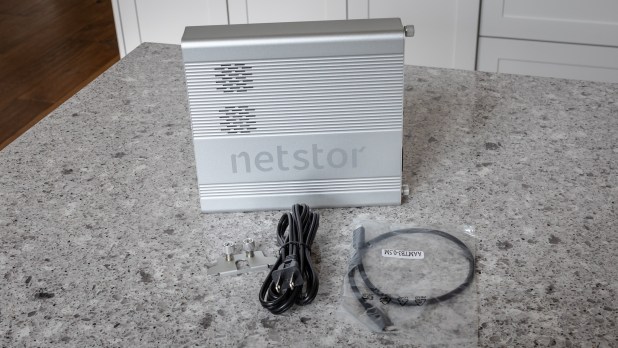 Đánh giá Netstor NA622TB3 Thunderbolt 3 SSD Enclosure - 4 SSDs và một PCIe Switch