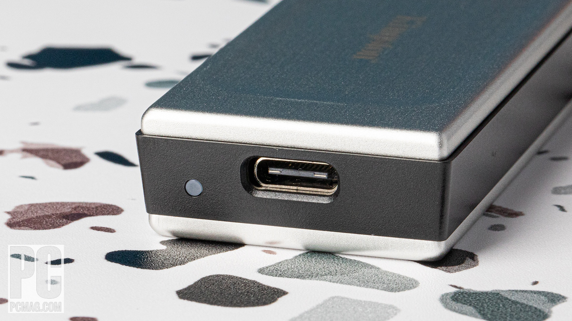 Đánh giá SSD di động Kingston XS2000 Portable