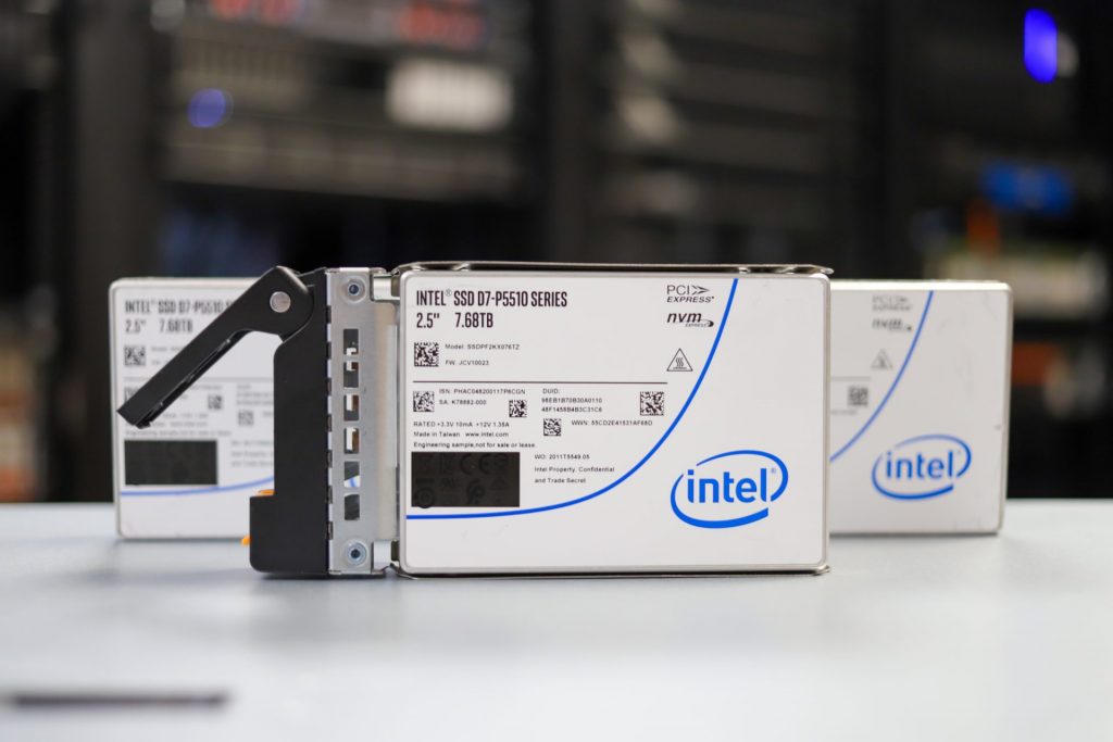Đánh giá SSD Intel P5510 NVMe Enterprise