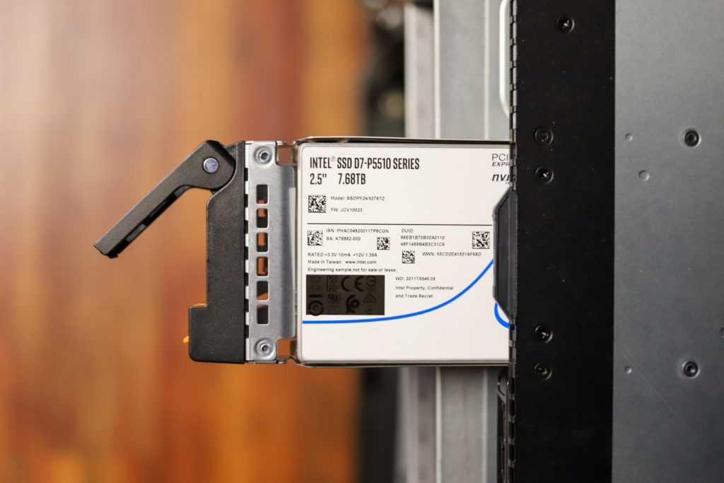 Đánh giá SSD Intel P5510 NVMe Enterprise