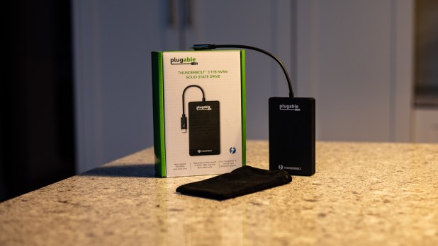 Đánh giá SSD Plugable Thunderbolt 3 NVMe External  (2TB) – Giá, hiệu năng và dung lượng