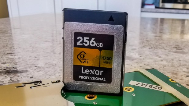 Đánh giác thẻ Professional CFexpress Type-B (256GB), tốc độ vượt trội