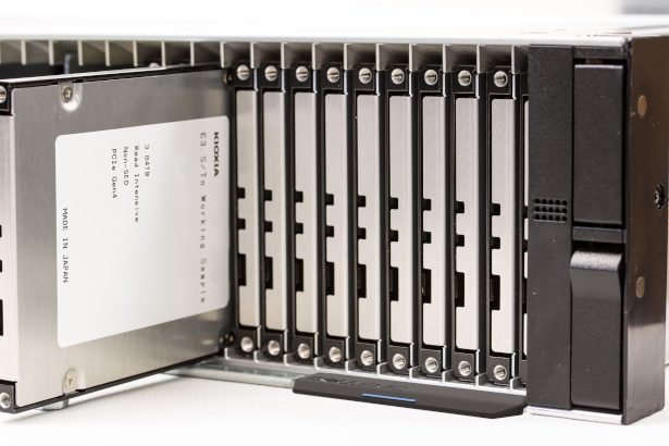 KIOXIA giới thiệu chuẩn giao tiếp mới EDSFF SSD Form Factor cho Servers và Storage