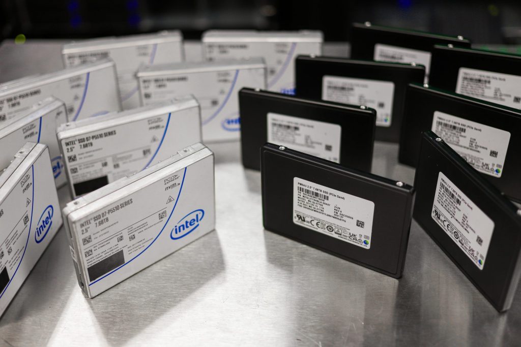 So sánh Intel P5510 và Samsung PM9A3 Enterprise SSD