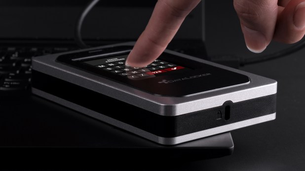 Xem xét ổ mã hóa DataLocker DL4 FE Encrypted Drive – Tiêu chuẩn mới bảo mật dữ liệu